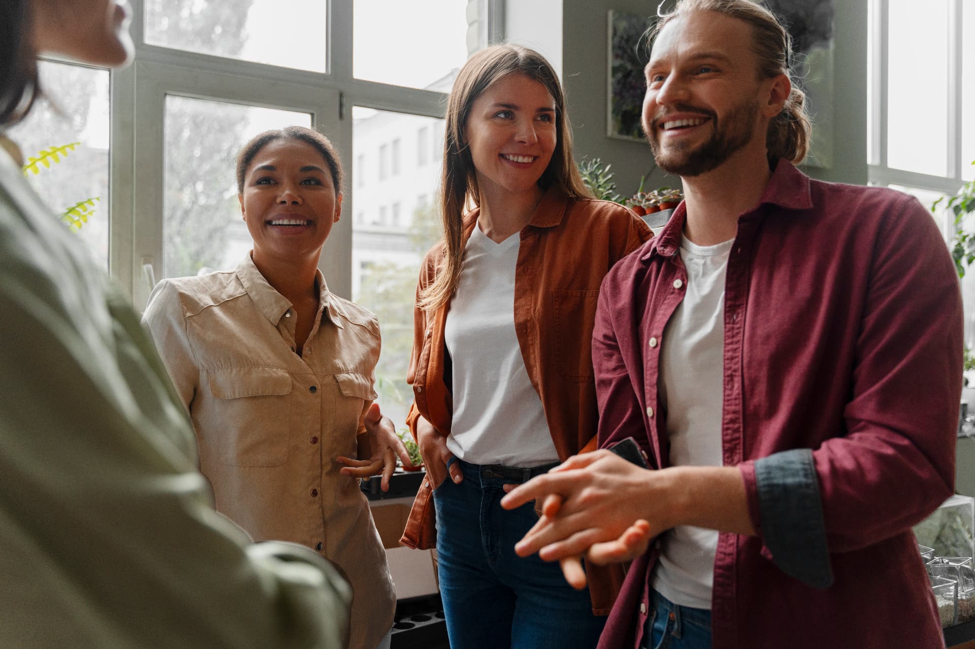Équipe de managers collaborant en réunion