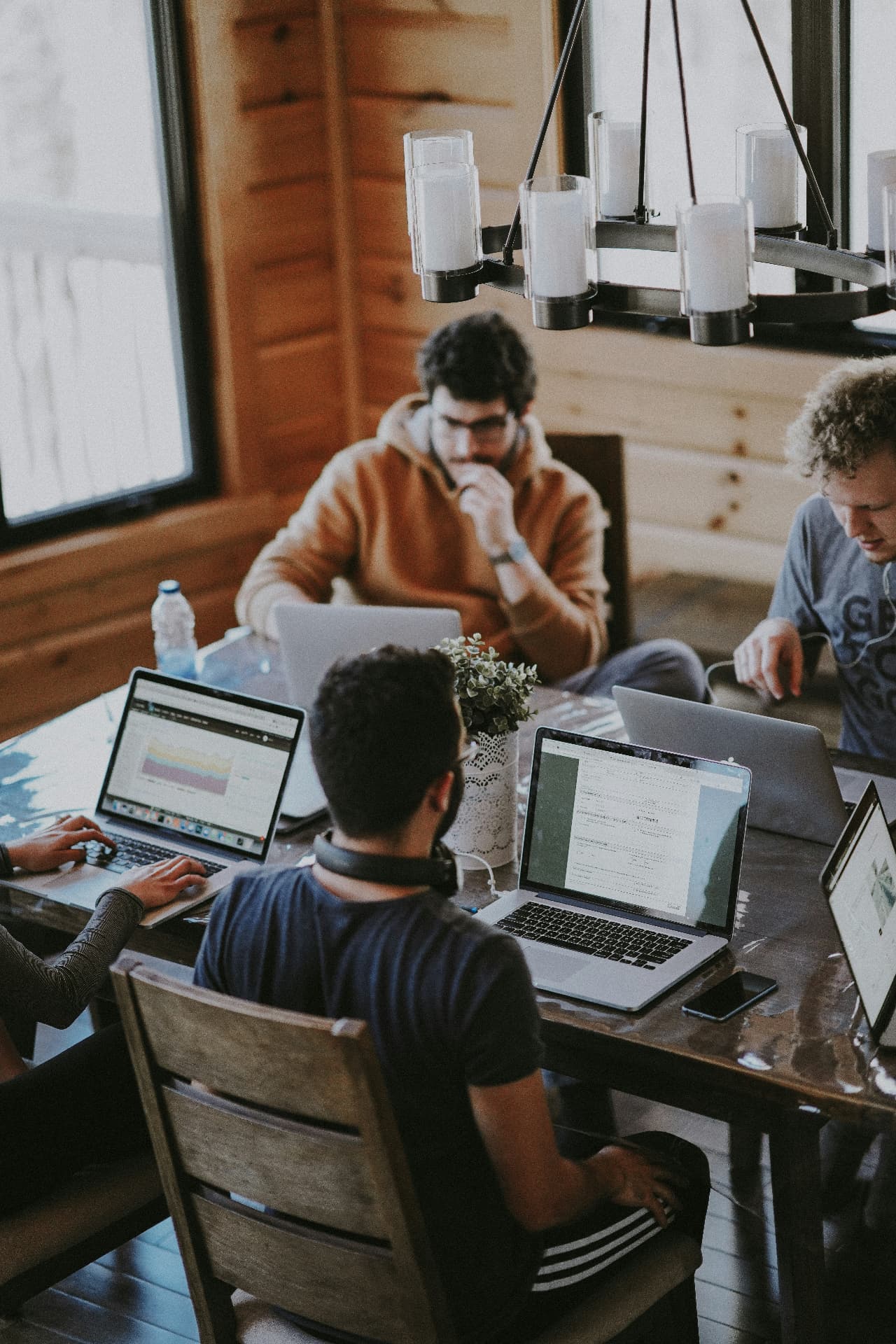 Équipe en réunion de travail autour d'une table